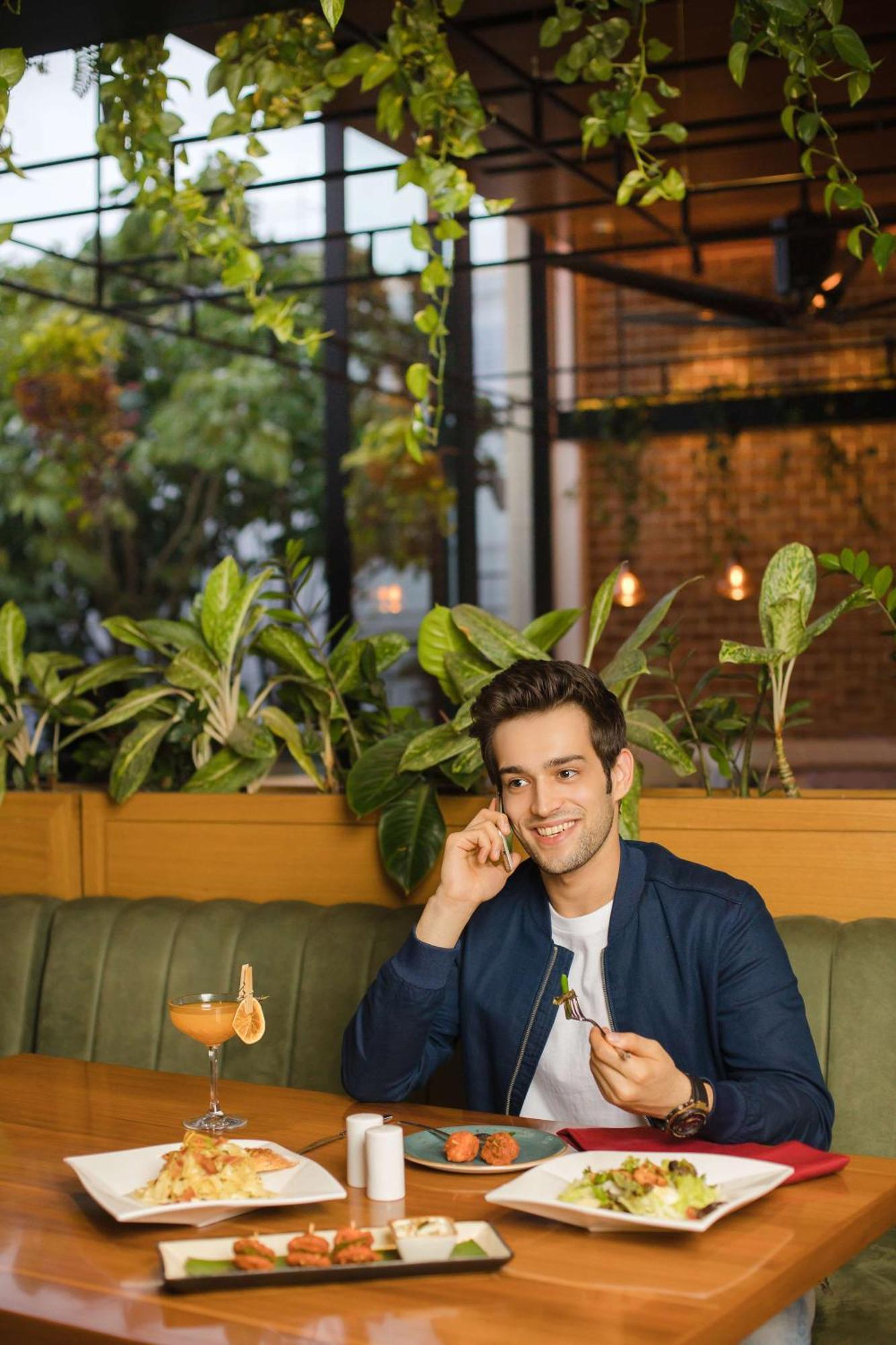 Hyatt Centric Mg Road Bangalore Exterior photo A man on a phone call