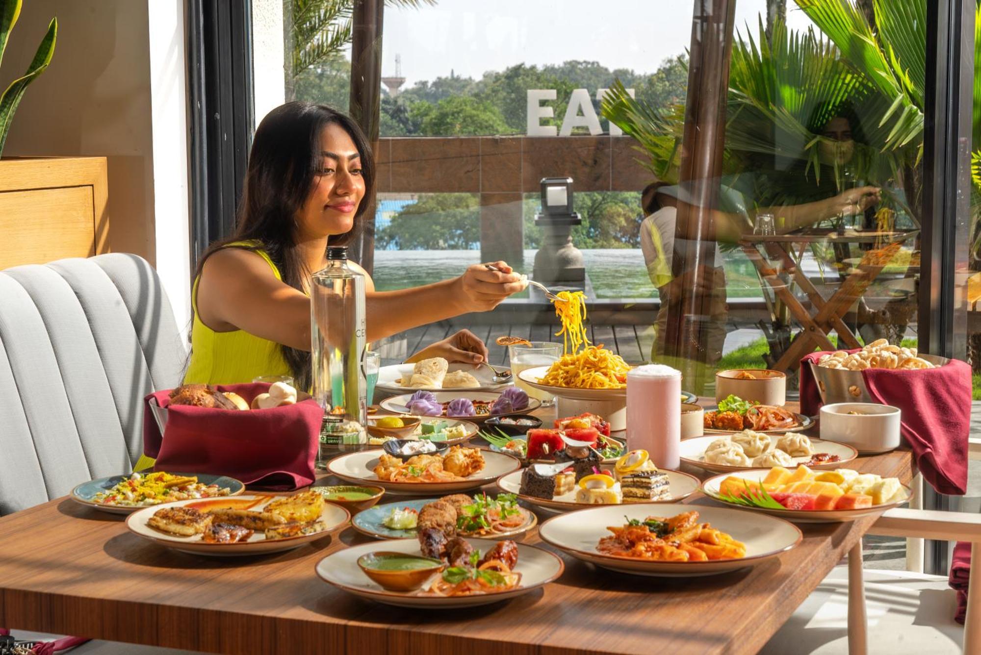 Hyatt Centric Mg Road Bangalore Exterior photo A woman eating a meal